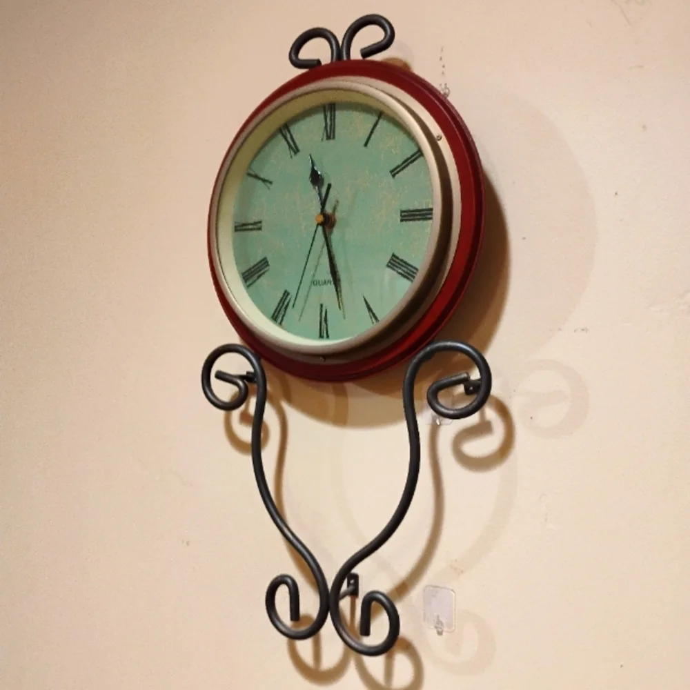Vintage Quartz Wall Clock. Gorgeous! Works, And Looks Perfect! 10.5